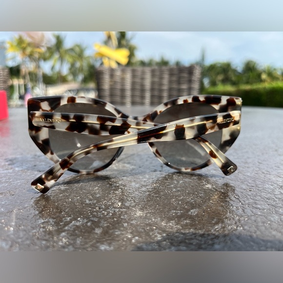 Authentic VALENTINO Rockstud Sunglasses women’s *like new* with original box - Picture 3 of 8